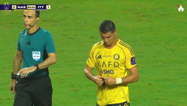 C罗补时阶段被替换离场，转身向看台鼓掌答谢球迷