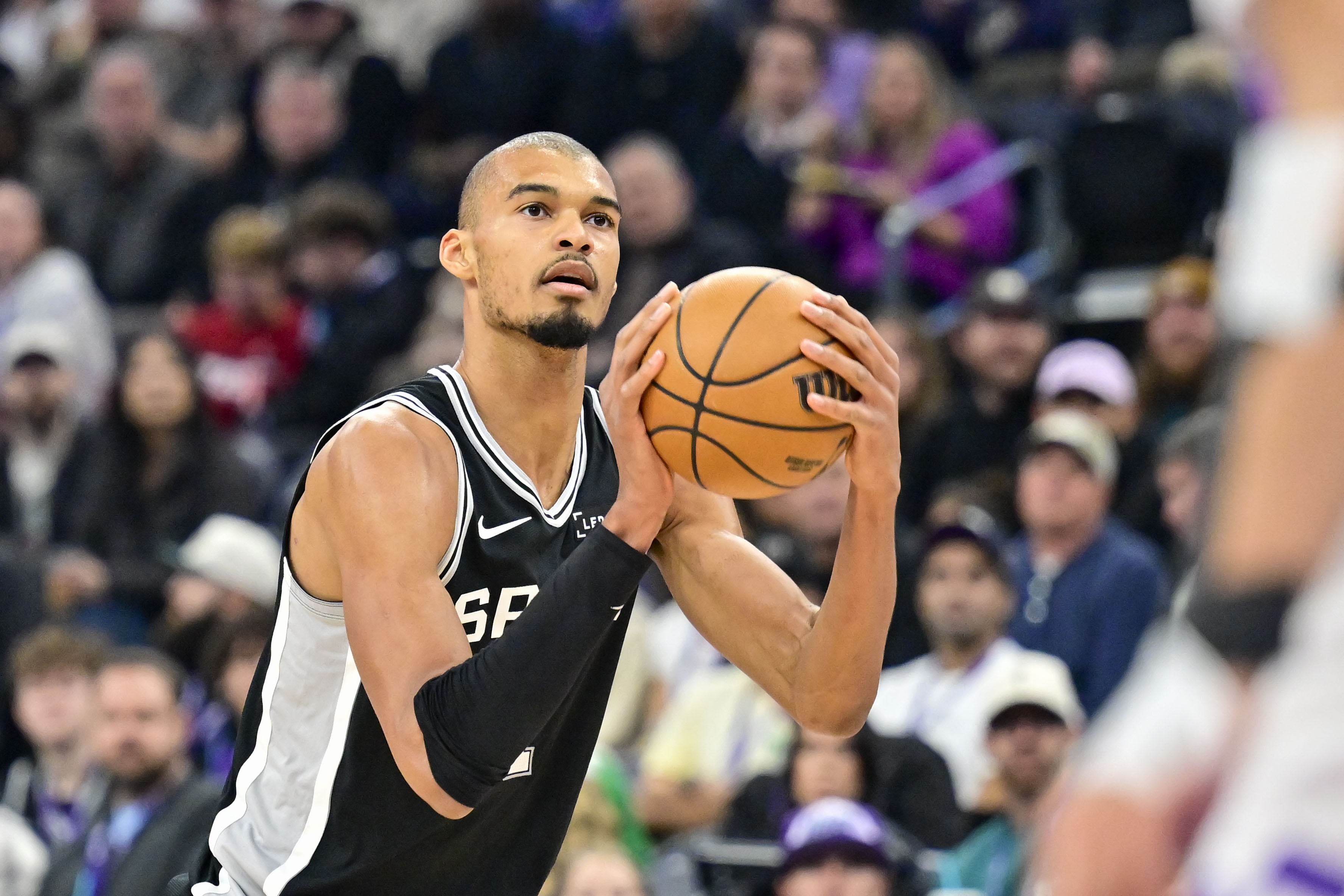 2米24的后卫怎么防？文班三分线外大幅变向 晃开加福德转身跳投